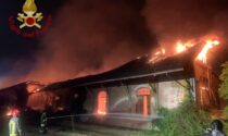 Il video dell'incendio all'ex scalo ferroviario di Pavia, in corso le analisi Arpa