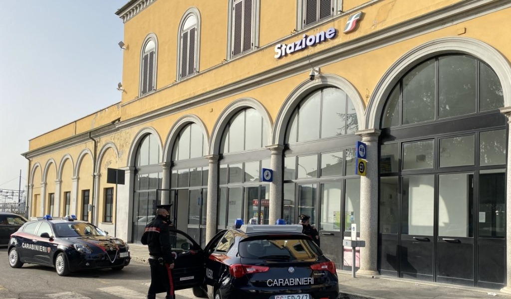 Vandalismi sui treni Broni-Stradella e raid in un bazar cinese: 5 minorenni denunciati