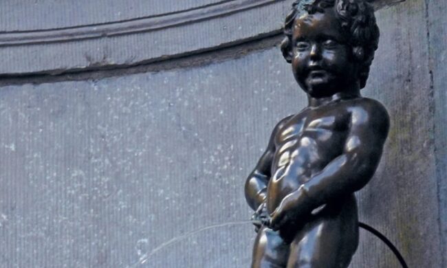 Non ce la fa a tenere la pipì e la fa in strada: multato con 3mila euro