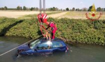 Perde il controllo dell'auto e finisce nel canale pieno d'acqua, tratto in salvo dai soccorritori