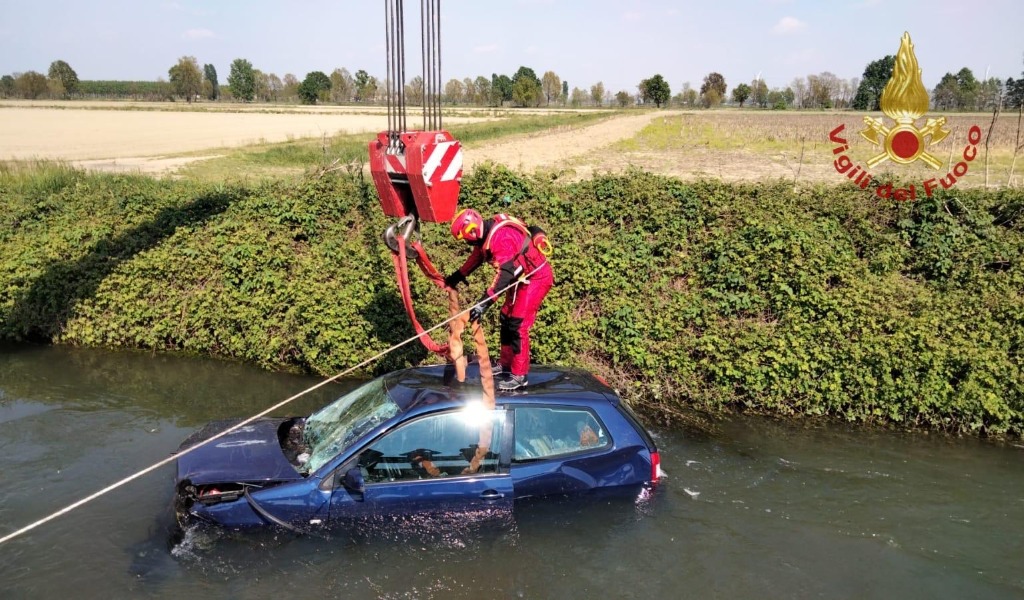 Perde il controllo dell’auto e finisce nel canale pieno d’acqua, tratto in salvo dai soccorritori