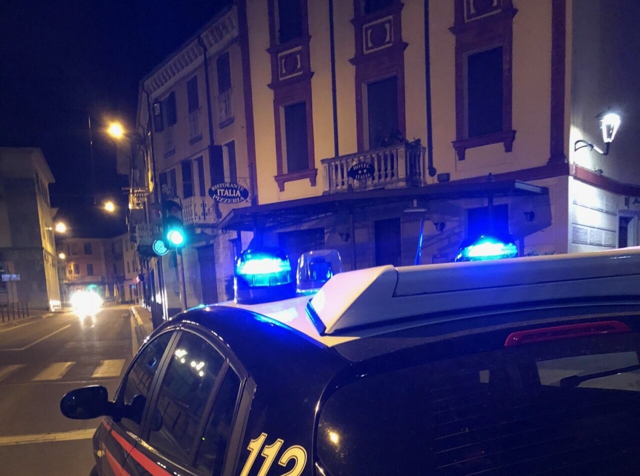 Evade dai domiciliari e va a minacciare con una pistola i genitori della sua ex