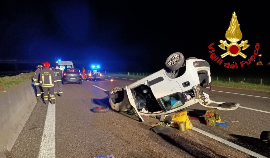 Auto si ribalta in A1: paura per una ragazza di 29 anni