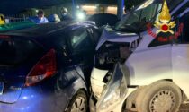 Schianto tra auto e furgone: tre feriti, uno rimane incastrato nell'abitacolo