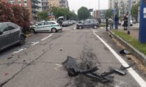Incidente a Pavia: si scontra con un'auto poi centra due vetture parcheggiate