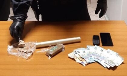 Spaccia eroina e hashish al cimitero, arrestato 29enne dopo una fuga in auto