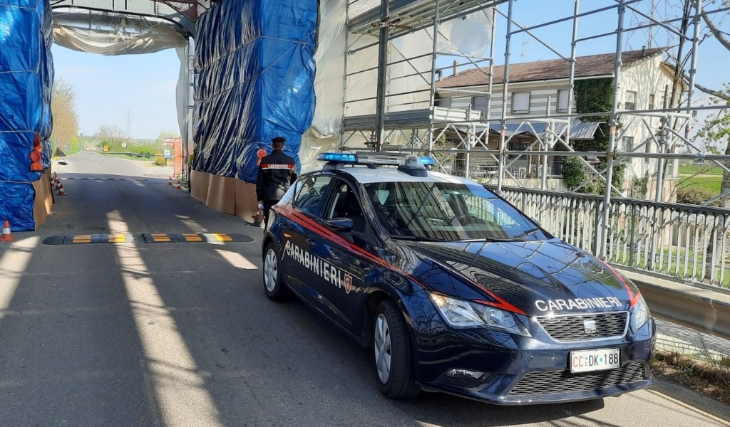 Scappa all’alt e si schianta contro le impalcature del Ponte della Gerola