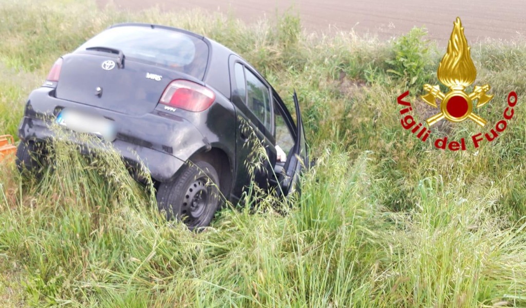 Scontro tra auto a Chignolo Po, una finisce nel campo adiacente