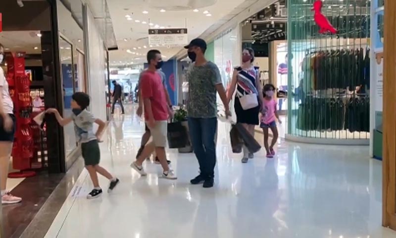 Sabato hanno riaperto i negozi nei centri commerciali. Lunedì toccherà alle palestre