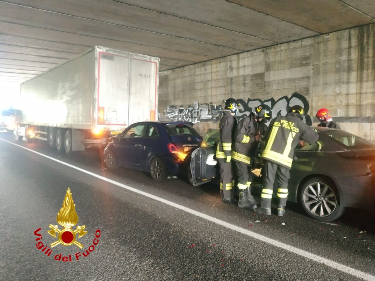 Tamponamento in Tangenziale Est, coinvolti tre auto e un mezzo pesante