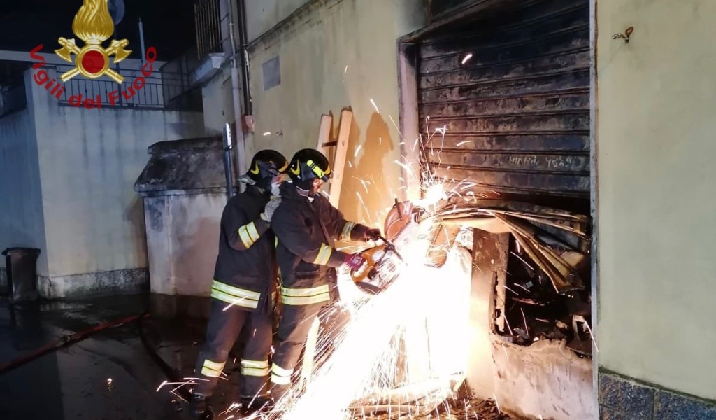 Incendio nella notte in stabile a Linarolo, fiamme domate in quattro ore