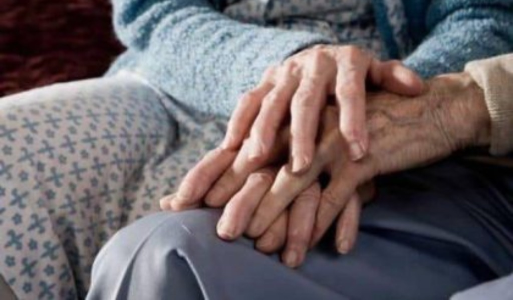 “I vaccinati possano far visita ai familiari in RSA”, la proposta fatta a Speranza