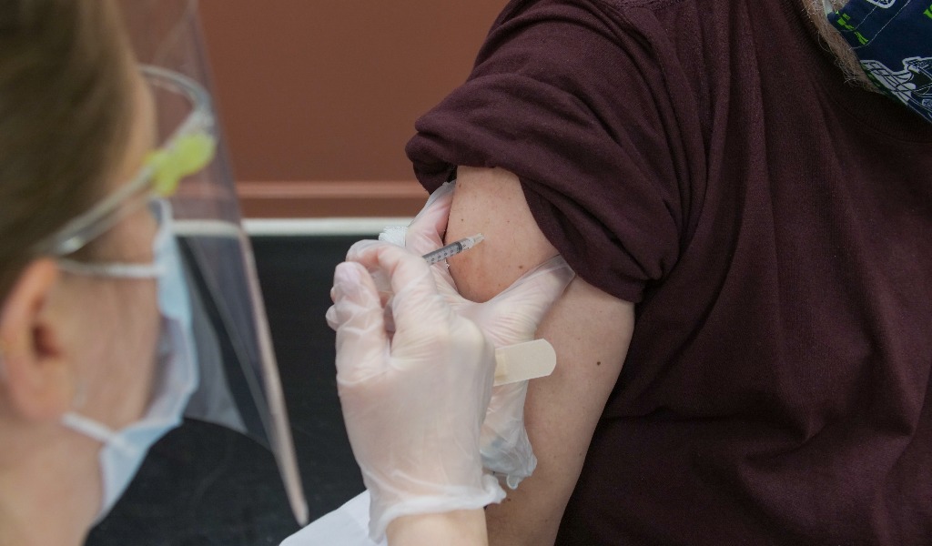 Vaccini Covid: da oggi alle 12 al via le prenotazioni per i fragili tra i 55 e i 59 anni
