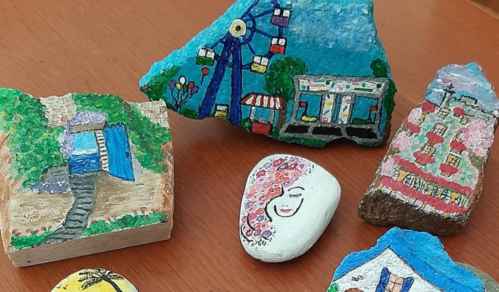 “Un sasso per un sorriso”, anche a Pavia l’iniziativa per farci sentire meno soli: le foto più belle