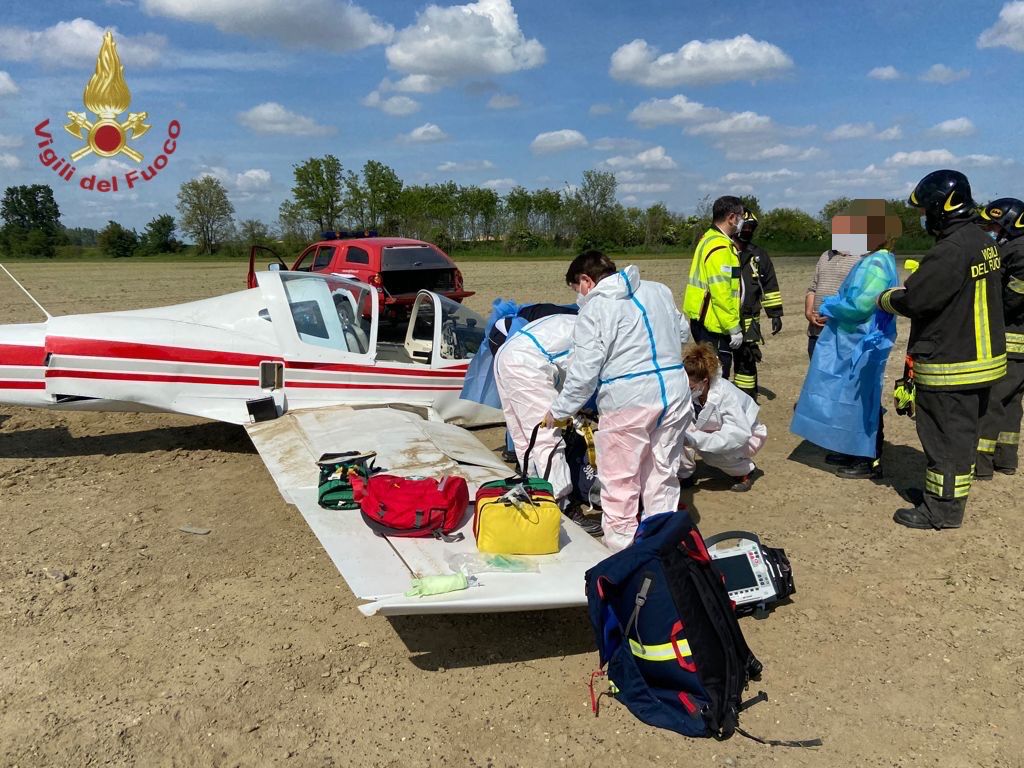 Cade ultraleggero con due persone a bordo