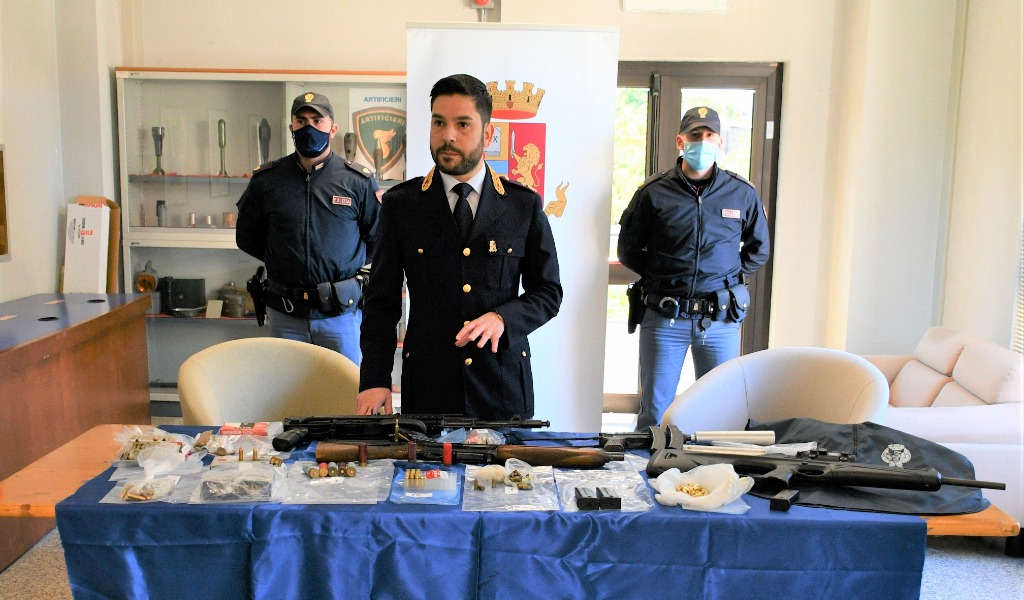 Cercano droga, trovano un arsenale: nell’armadio armi, caricatori e munizioni detenuti illegalmente
