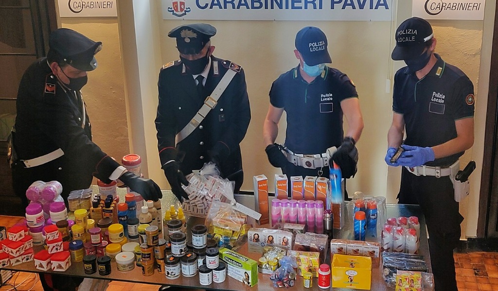 Vende farmaci e prodotti cosmetici non autorizzati: denunciata commerciante 35enne