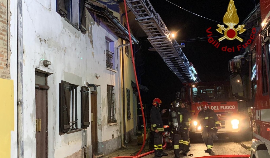 Incendio in appartamento, ore di lavoro per domare le fiamme