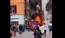 Spazzatrice prende fuoco nel centro di Piacenza, il video impressionante dell'incendio