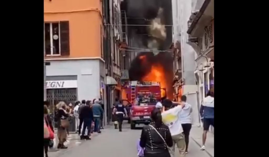 Spazzatrice prende fuoco nel centro di Piacenza, il video impressionante dell’incendio