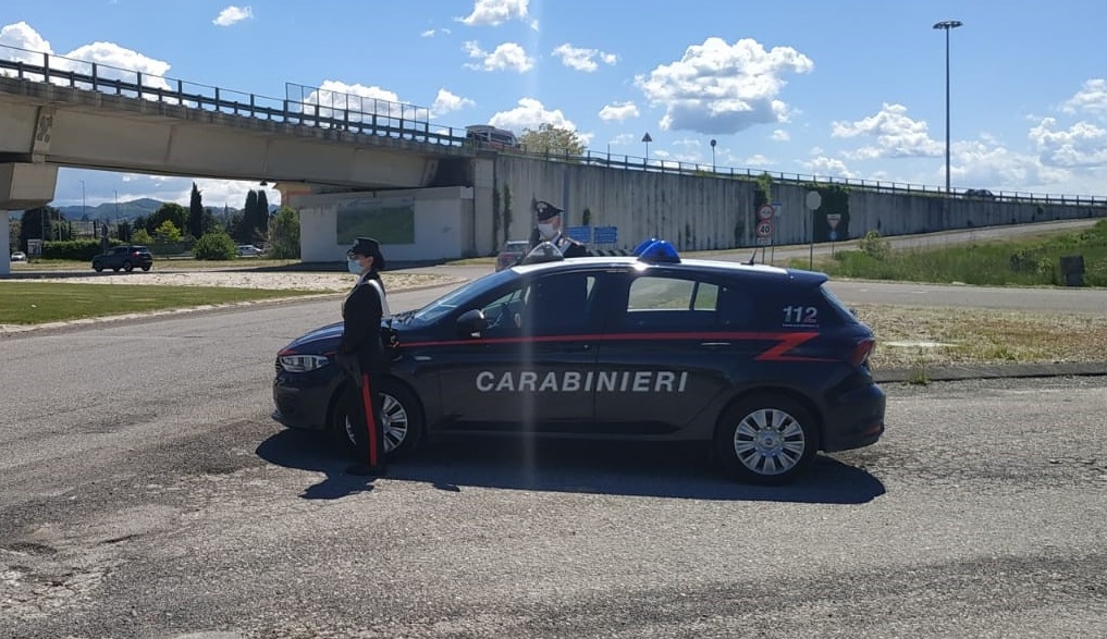 Otto dosi di cocaina nascoste sotto la leva del cambio: 33enne denunciato per spaccio
