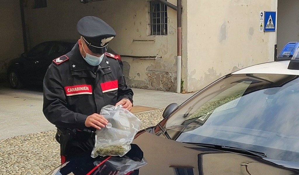 Pusher sorpreso con la droga nell’auto, denunciato
