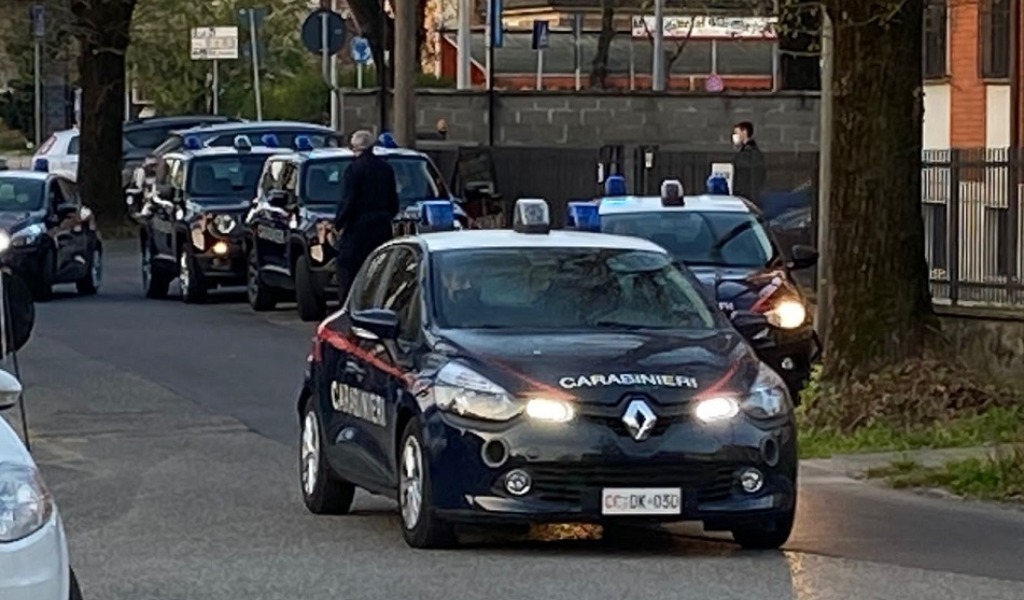 Alla guida senza patente fugge all’alt dei carabinieri: inseguito, fermato e denunciato