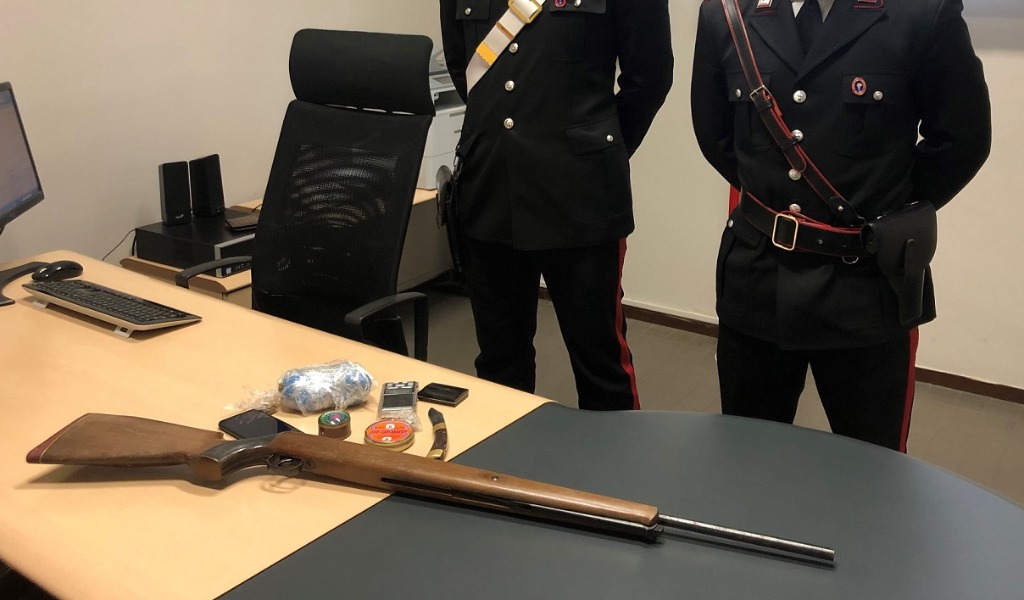 Traffico di armi clandestine e spaccio: arrestato 18enne
