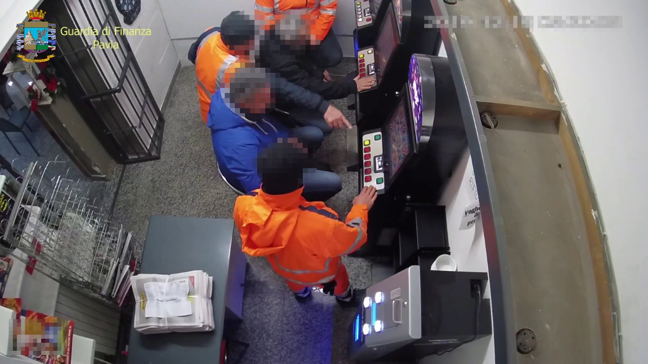 Assenteismo sul lavoro per svolgere faccende personali o giocare alle slot: 6 arresti per truffa ai danni di ente pubblico