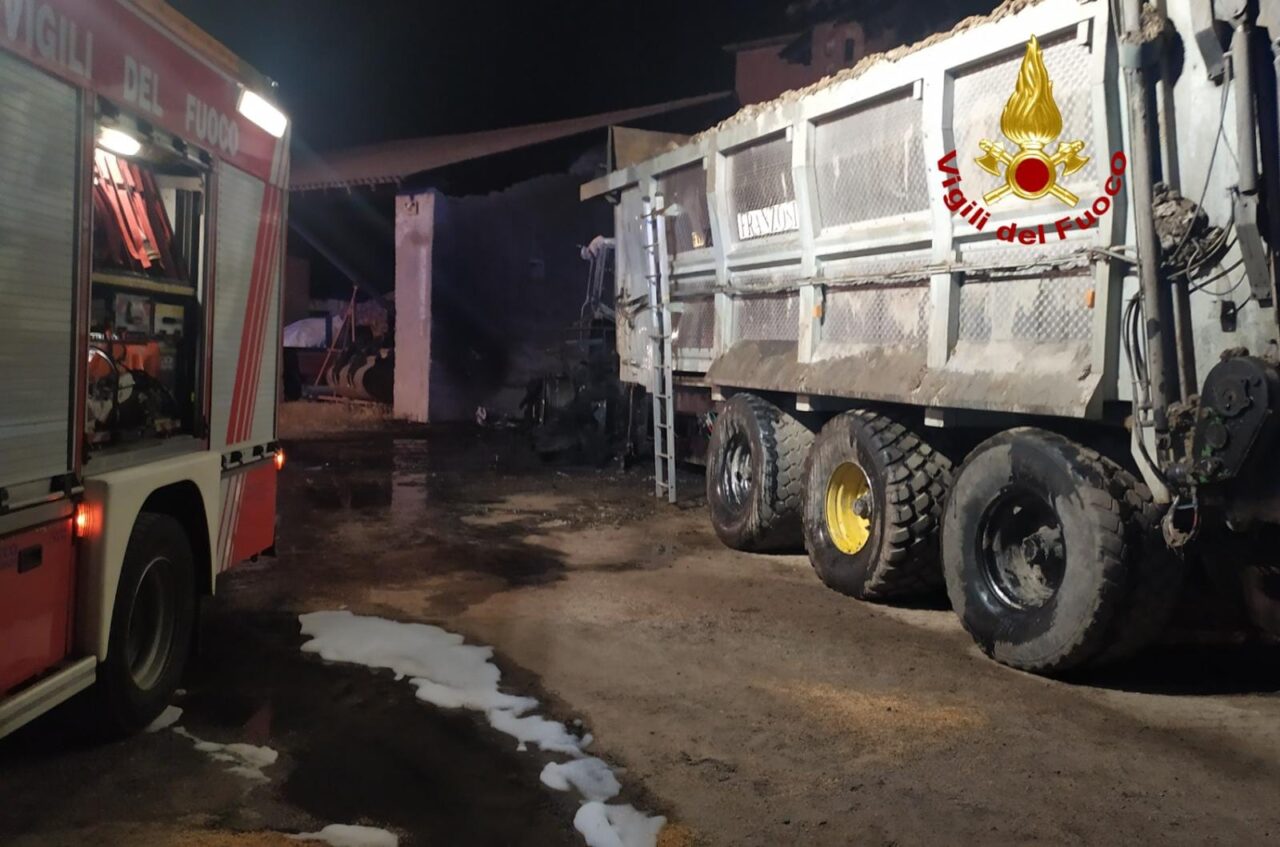 Le foto e i video del trattore a fuoco nella notte in una cascina di Vigevano