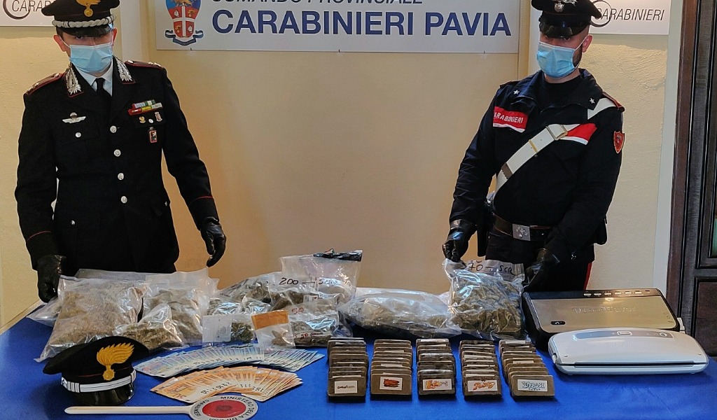 Architetto con l’hobby dello spaccio: arrestato 44enne, in casa 10 chili di droga