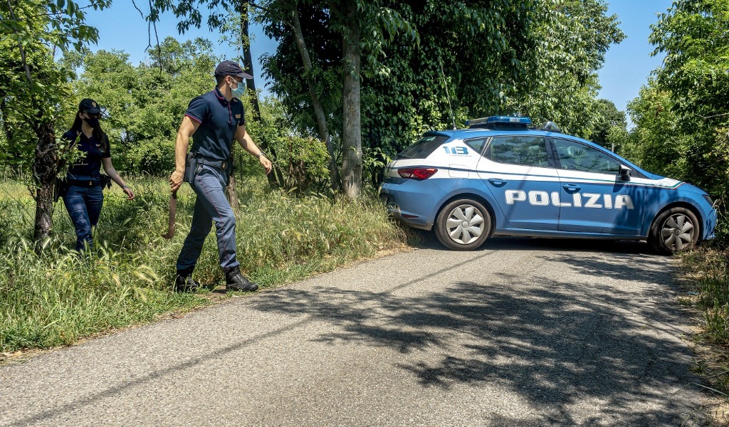 Minacciati con roncole e derubati di cellulare e soldi: quattro giovani (uno minorenne) denunciati per rapina aggravata