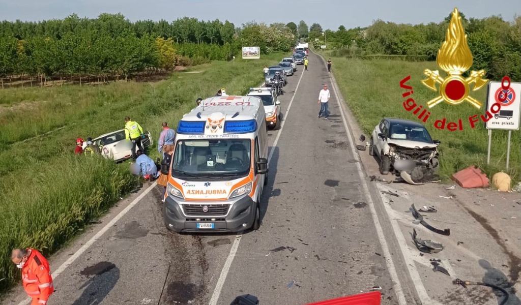 Schianto tra due vetture: due giovani e un uomo trasportati in ospedale