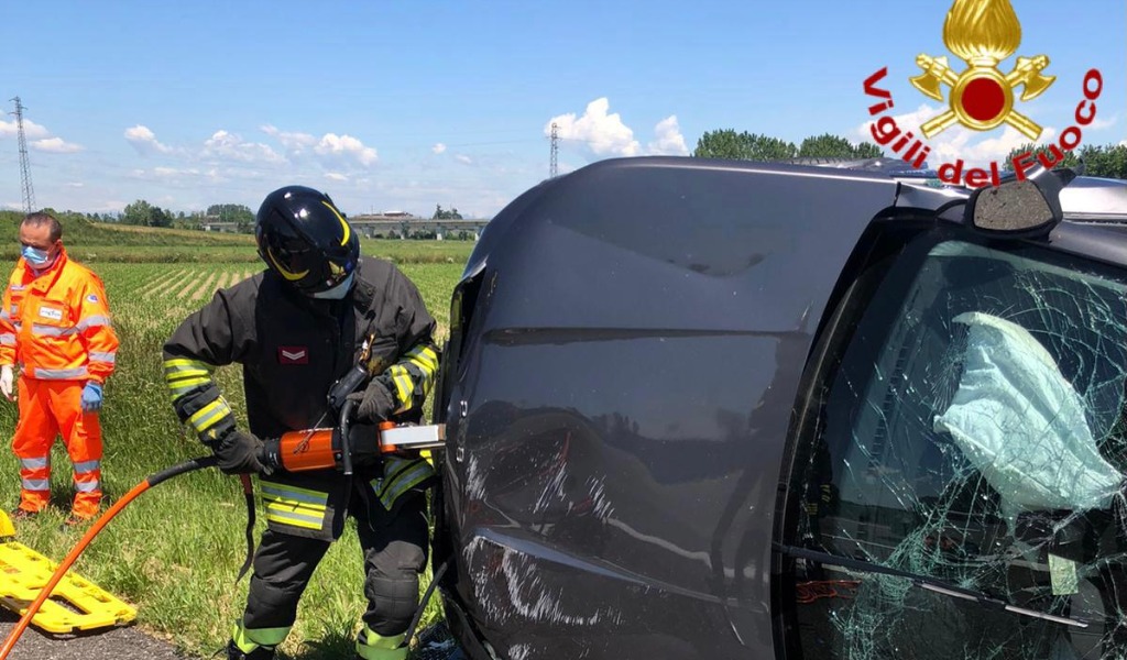 Schianto tra due vetture sulla A1, una si ribalta: due persone coinvolte