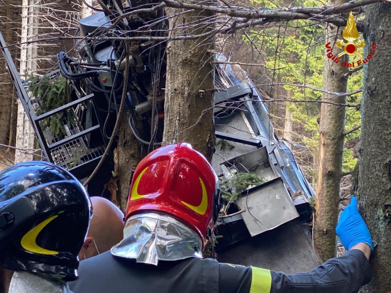L’uso prolungato dei forchettoni avrebbe causato la rottura della fune della funivia del Mottarone
