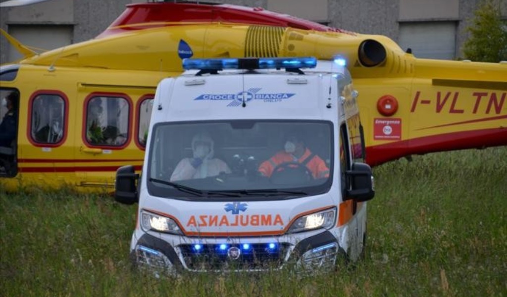 Il capriolo spunta all’improvviso, la moto non riesce ad evitarlo: coppia in ospedale, lei in elisoccorso