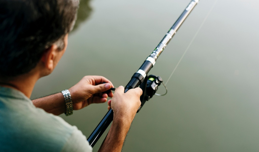 Malore fatale mentre pesca, muore pensionato 79enne
