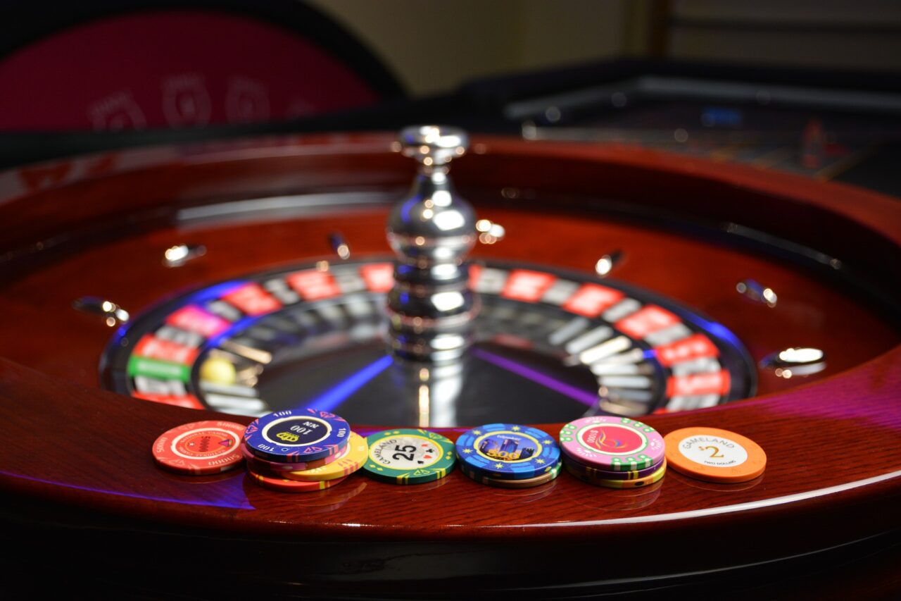 In sette raggirano una 34enne, le rubano 2.400 euro e vanno a giocarseli al Casinò