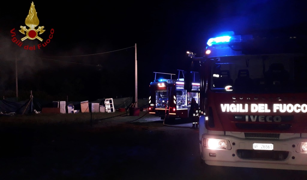 Casotta distrutta da un’incendio: due ore di lavoro per spegnere le fiamme