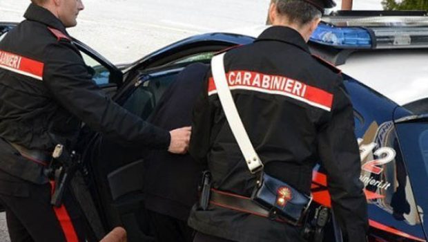 Aggredisce i militari che lo fermano e quelli che intervengono in aiuto: arrestato 21enne