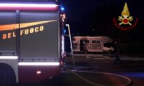 Camper avvolto dalle fiamme nel cuore della notte: danni ingenti