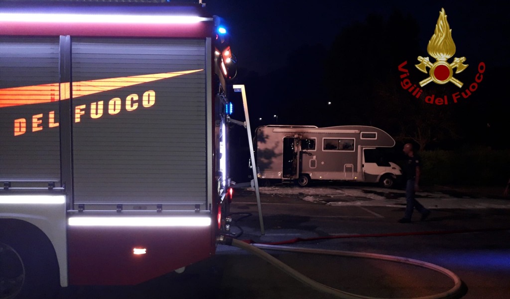 Camper avvolto dalle fiamme nel cuore della notte: danni ingenti