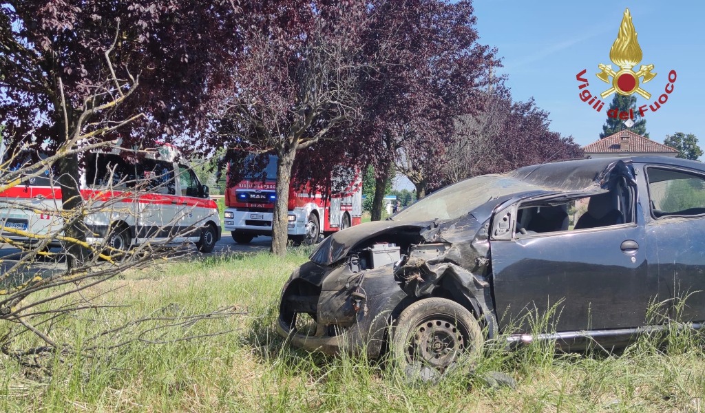 Esce di strada e si ribalta in un campo, 21enne intrappolata nell’abitacolo