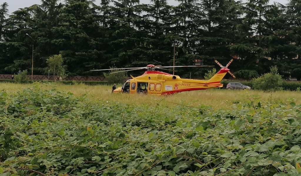 Operaio colpito da una scarica elettrica, 36enne in ospedale in elisoccorso