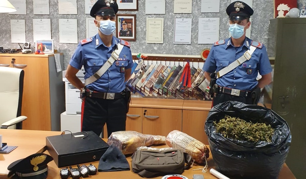 In casa due chili di marijuana e prodotti gastronomici rubati: tre persone denunciate