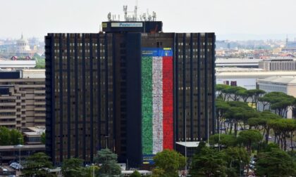 Il volto di sei dipendenti pavesi di Poste Italiane sulla bandiera di 60 metri per tifare gli Azzurri