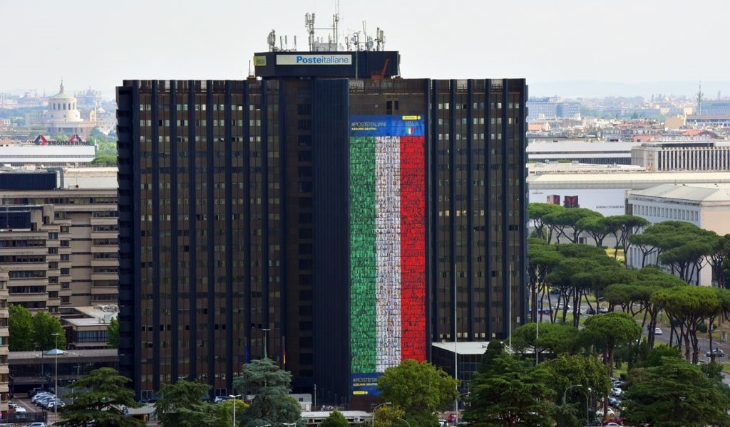 Il volto di sei dipendenti pavesi di Poste Italiane sulla bandiera di 60 metri per tifare gli Azzurri