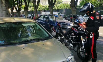 Beccati a spaccare il finestrino di un'auto: denunciati due 20enni per tentato furto