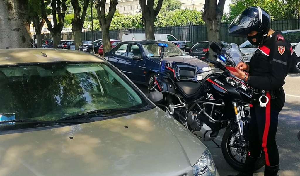 Beccati a spaccare il finestrino di un’auto: denunciati due 20enni per tentato furto