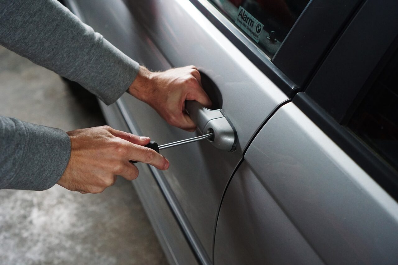Colto sul fatto mentre rovista in un’auto: 52enne ladro seriale arrestato a Voghera